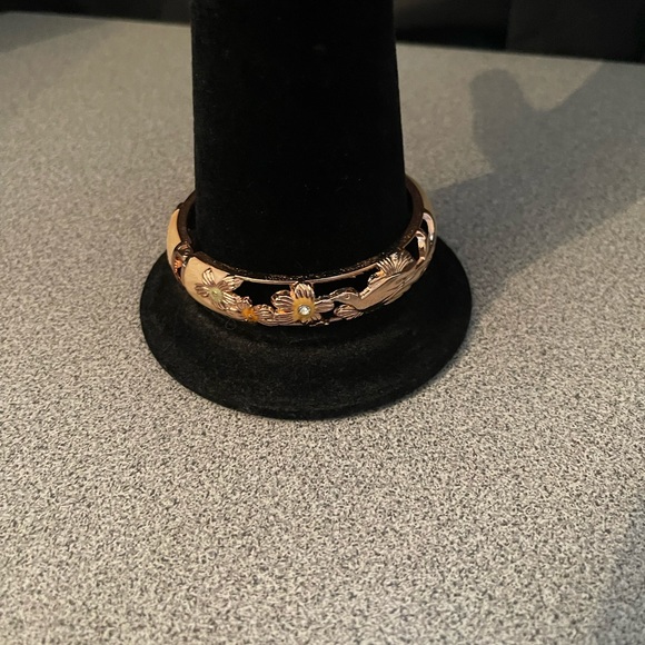 Cloisonné Gold Toned Cream Enamel Cut Out Metal Cuff Bangle Bracelet - Picture 6 of 9